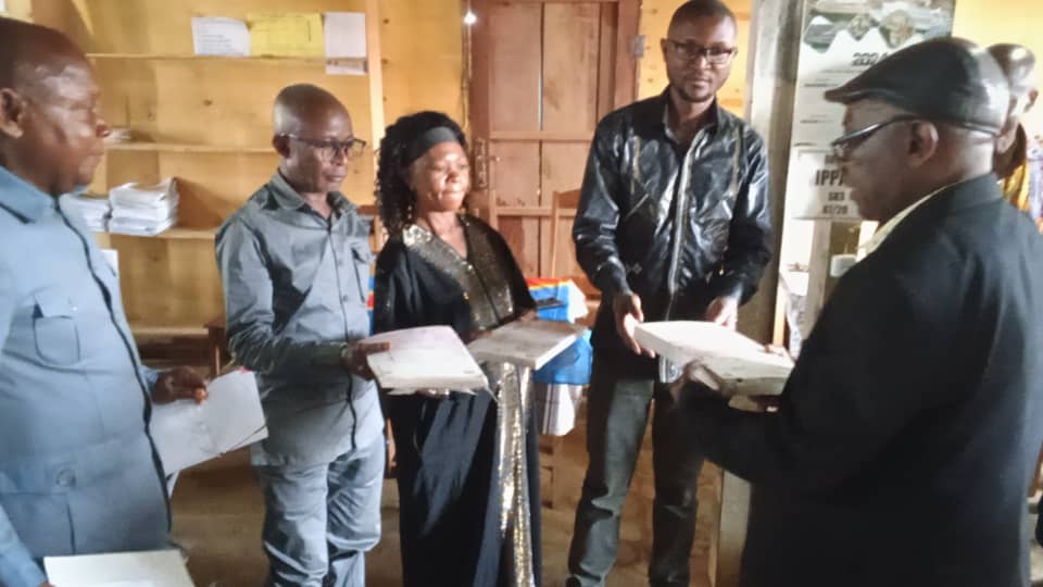 Sud-Kivu 3 : l’Inspection provinciale distribue plus de 55 000 bulletins scolaires