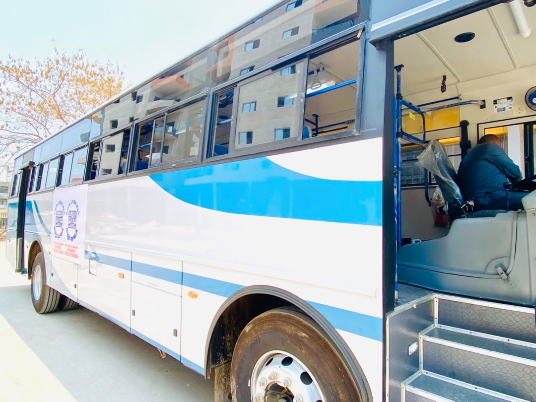 Lycée Mgr Shaumba : Félix Tshisekedi concrétise son engagement avec deux bus et une centaine d’ordinateurs
