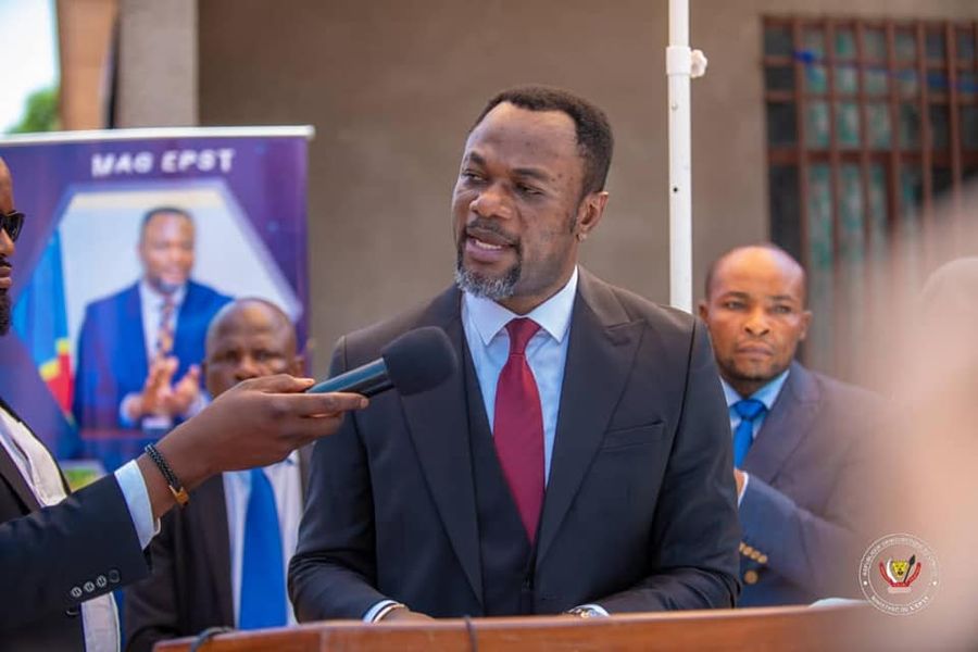 Mbuji-Mayi : Tony Mwaba remet symboliquement les diplômes d’État aux lauréats de l’édition 2020