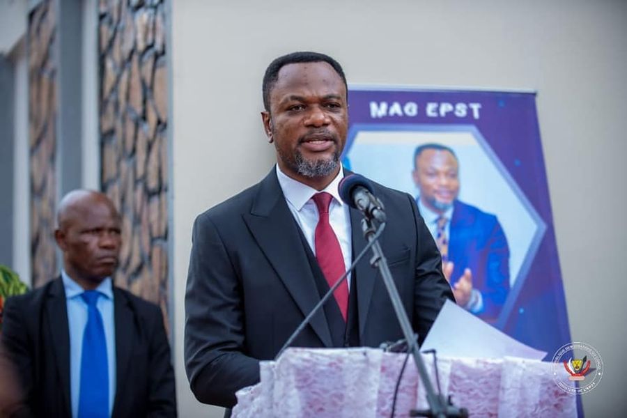 Tony Mwaba inaugure le siège de la MESP à Mbuji-Mayi pour améliorer les conditions sanitaires des enseignants.