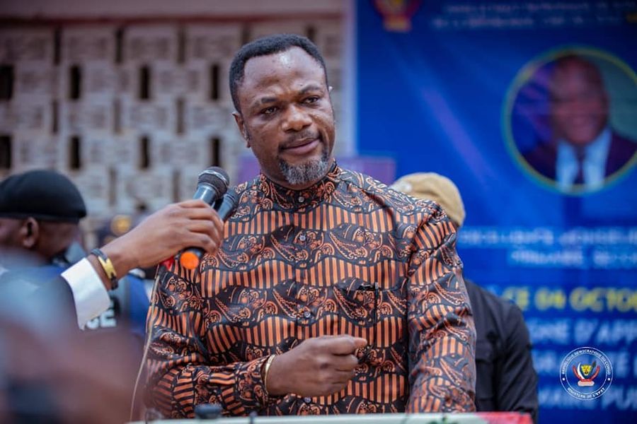 Gratuité de l’enseignement : Tony Mwaba lance la campagne « Pas une école sans bancs » au Kasaï-Oriental