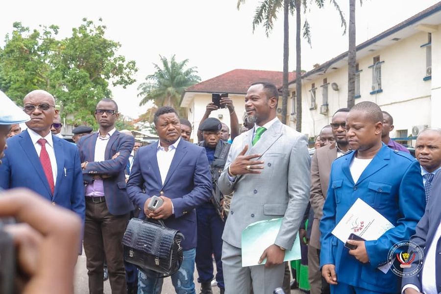 Gratuité de l’enseignement : Les parents de Kinshasa soutiennent les actions de Tony Mwaba