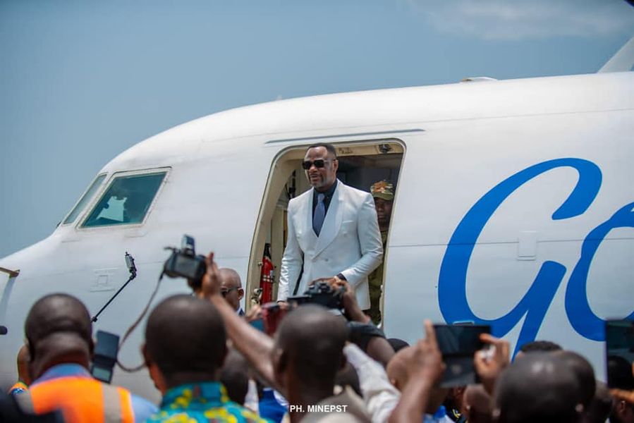 Tony Mwaba dans le Grand Équateur pour poursuivre sa mission d’itinérance et la campagne “Pas une école sans bancs”