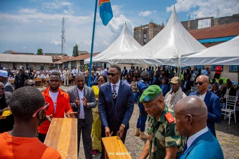 Goma : Tony Mwaba remet 1000 bancs à l’E.P Mont-Carmel pour faire face aux effets induits de la gratuité