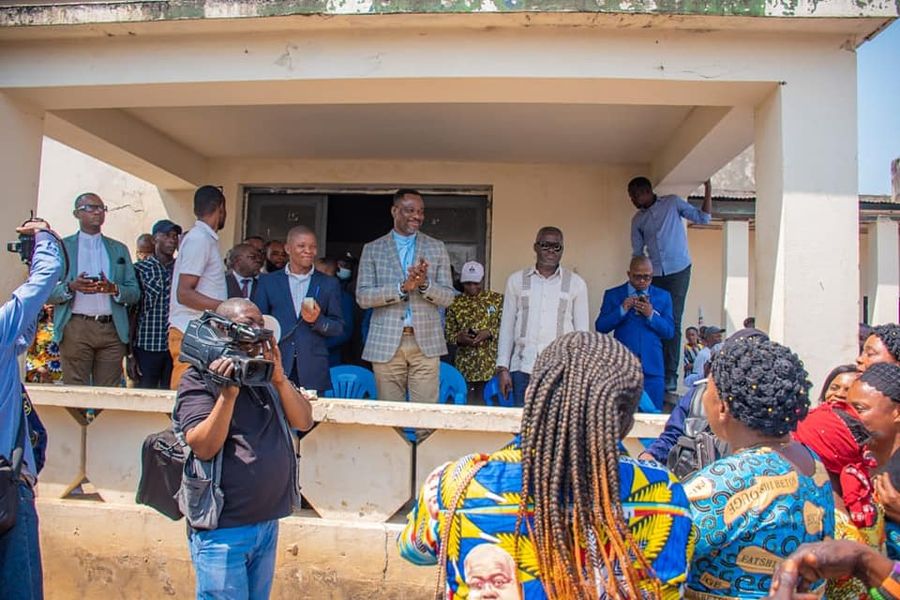 Kananga : Tony Mwaba remet 1500 bancs pour faire face aux effets induits de la gratuité