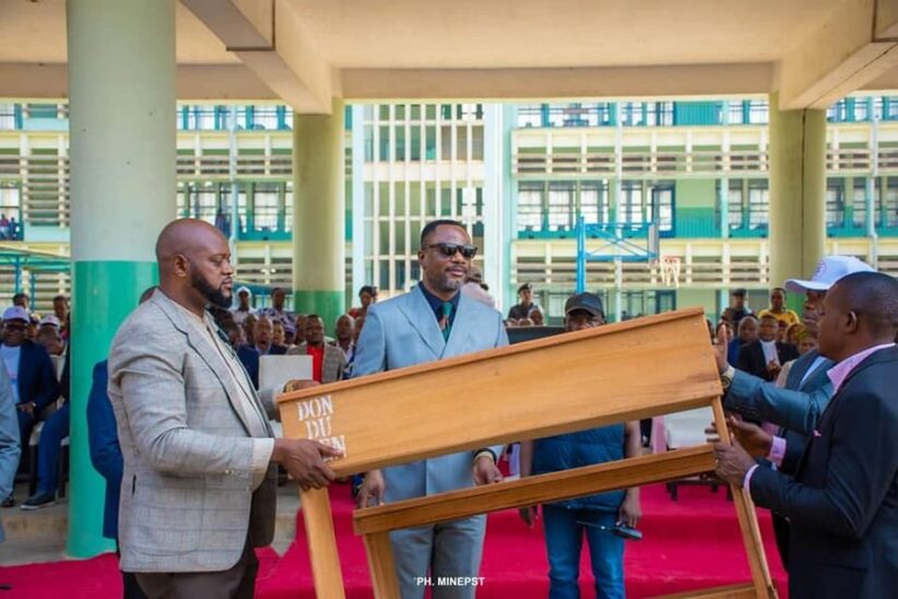 Campagne “Pas une école sans bancs” : Tony Mwaba remet 1000 bancs aux écoles de Kisangani
