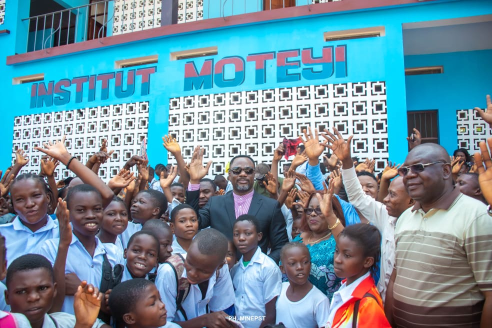 Mbandaka : le ministre Tony Mwaba visite l’Institut Moteyi réhabilité par la Direction des Infrastructures Scolaires de l’EPST