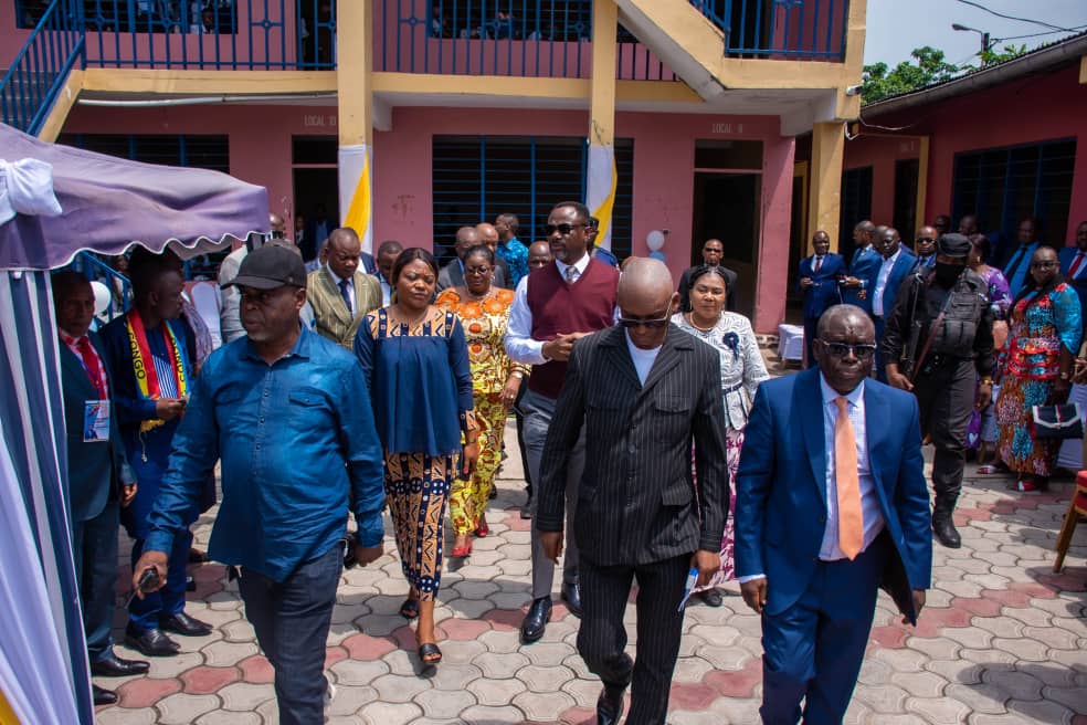 Kinshasa : le ministre Tony Mwaba  effectue une visite surprise au collège Prince de la Paix au quartier Binza Pompage