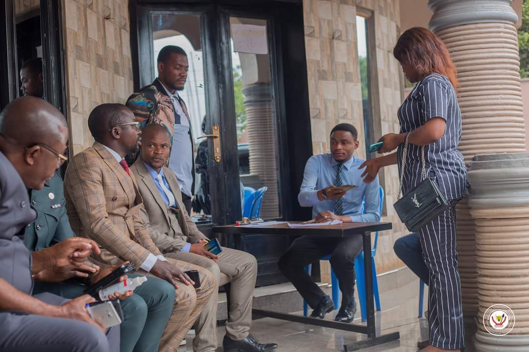 Haut-Katanga 1 : sur ordre des autorités provinciales, le Directeur de l'E.P Taal-Net School restitue les frais excessifs perçus