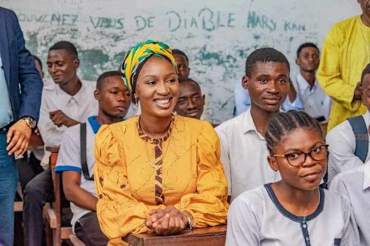 Mercredi itinérance : Aminata Namasia s’imprègne des conditions d’apprentissage dans les écoles de Mont-Amba