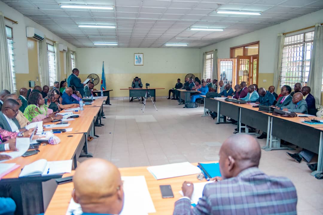 23 ème réunion hebdomadaire : Tony Mwaba réitère son vœu pour la mise en place de la cartographie des écoles  construites  par l’Etat depuis 2019