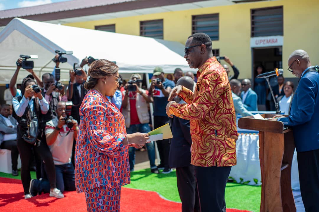 Tony Mwaba remet officiellement les diplômes d'État 2015, l'arrêté du C.S. La Grâce et le listing des enseignants en présence de la Première Dame Denise Nyakeru