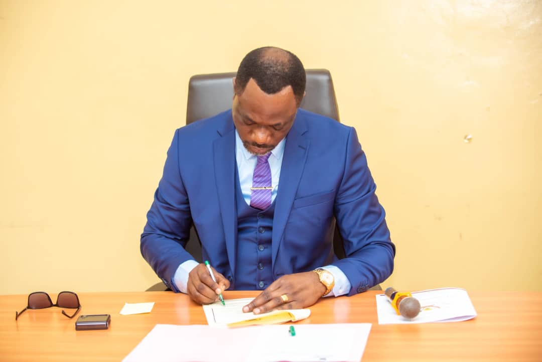 Tony Mwaba signe l'arrêté sur le calendrier scolaire 2023 - 2024 fixant la rentrée scolaire au 4 septembre prochain et la clôture au 2 juillet