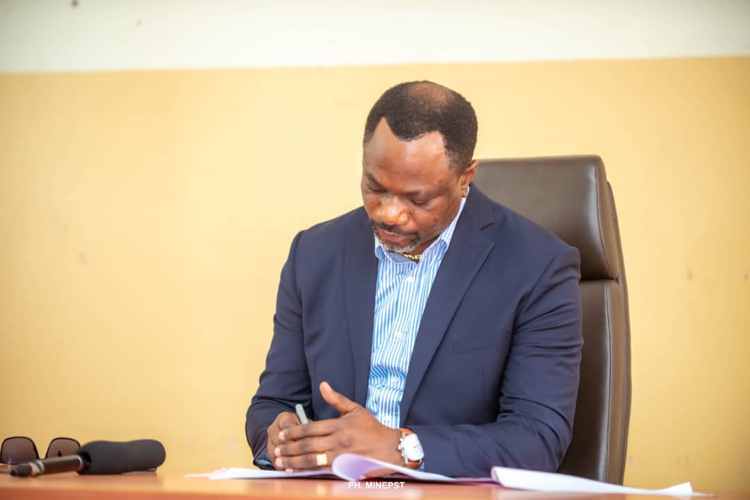 Le Ministre Tony Mwaba signe la note circulaire fixant les frais de scolarité de l’année 2023-2024