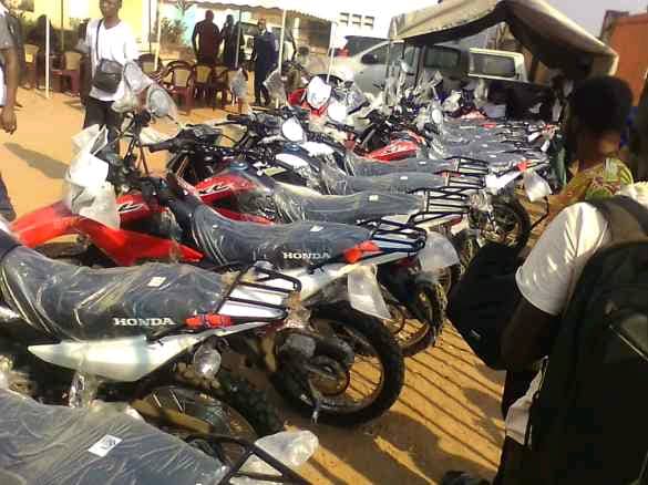 Kasaï : les sous directeurs-provinciaux des Kasaï 1 et 2 bénéficient des motos grâce au PERSE