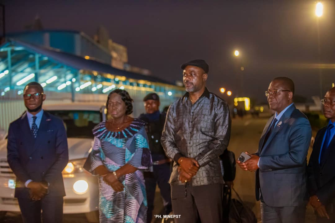 Tony Mwaba à Lubumbashi pour lancer officiellement la distribution des diplômes d'État, édition 2015 et poursuivre la campagne "Pas une école sans bancs"