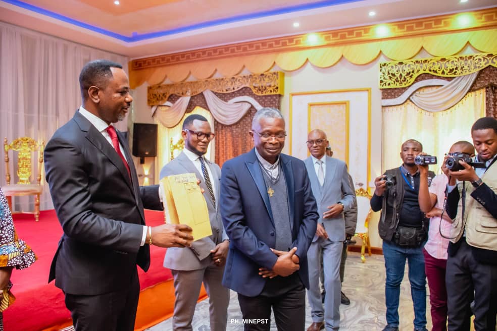 Lubumbashi : Tony Mwaba lance la distribution des diplômes d'État, édition 2015 et annonce la disponibilité de ceux de l'édition 2021 et 2022