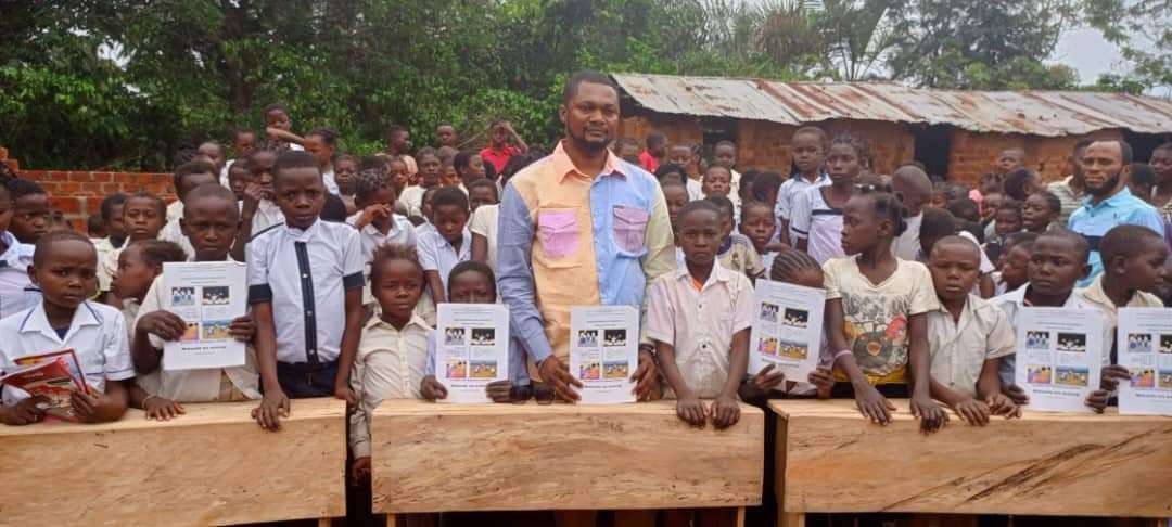 Appui à la gratuité de l’enseignement primaire : des écoles dotées des pupitres et fournitures scolaires au Kasaï – central 2