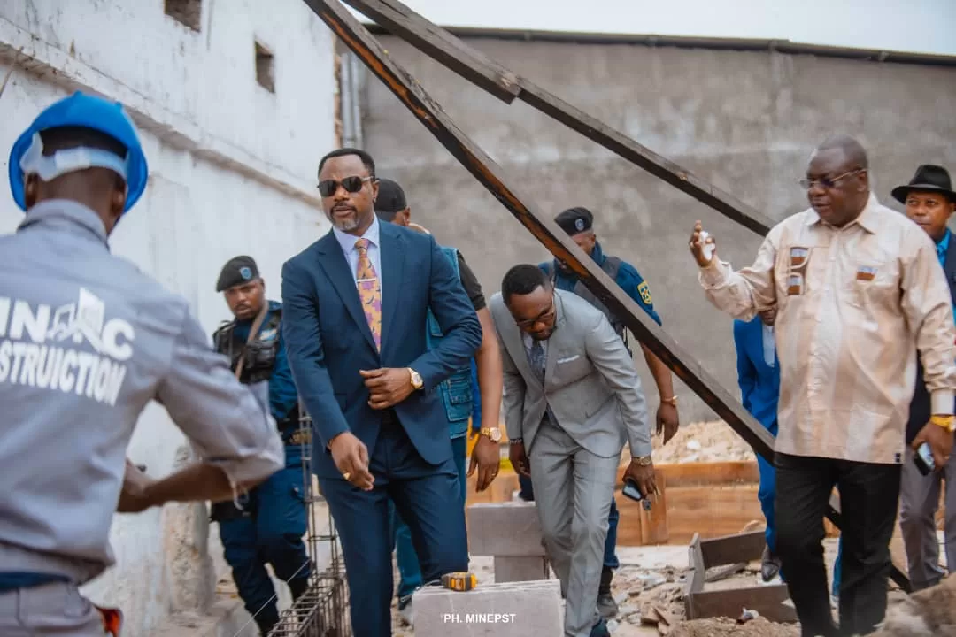 Tony Mwaba inspecte les travaux de réhabilitation des écoles officielles de Kinshasa 