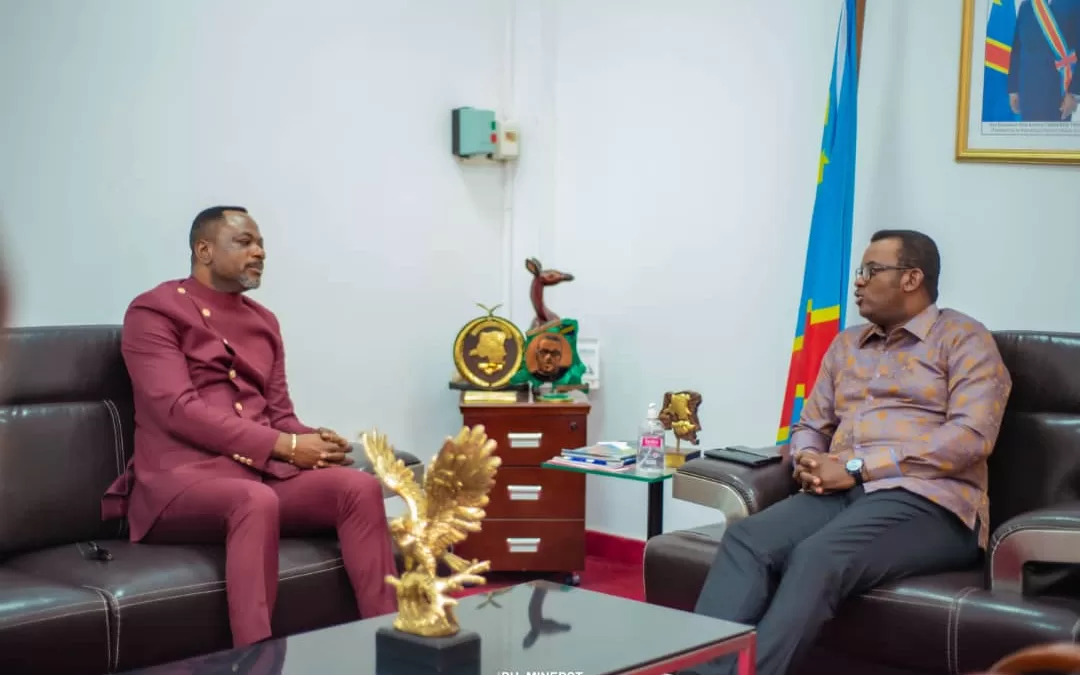 Tony Mwaba et Jean Pierre Lihau échangent au sujet de l’audit du fichier du personnel de l’EPST 