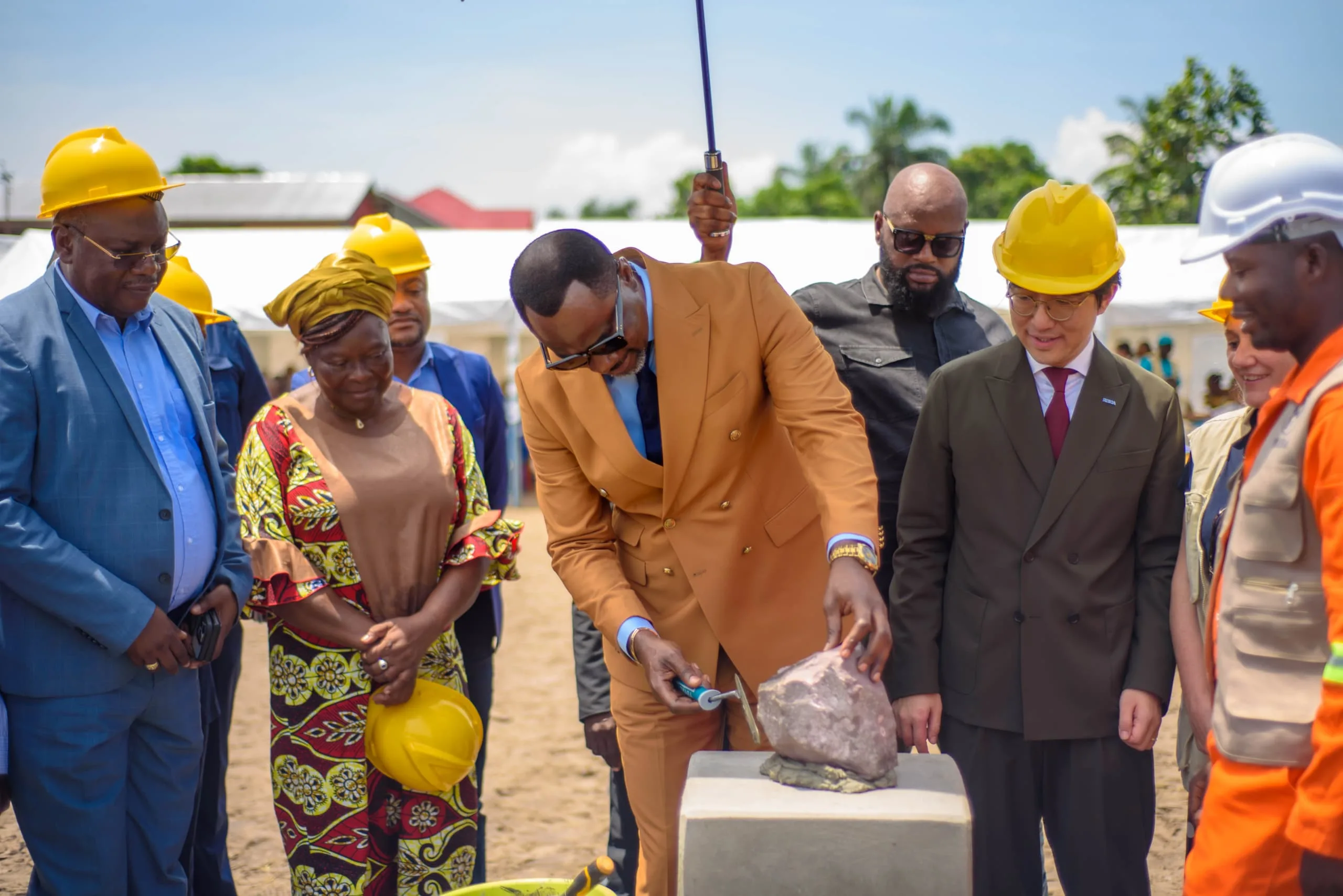 Kinshasa-Plateau : Tony Mwaba pose la première pierre de construction de 10 écoles et 2 salles polyvalentes 