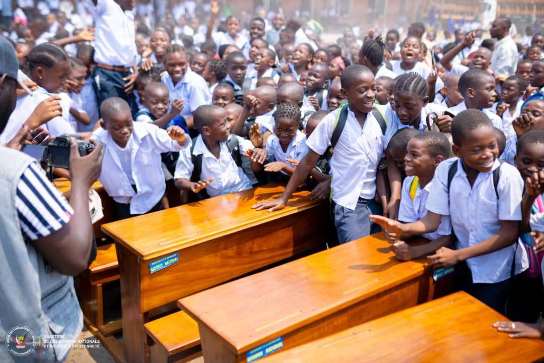 Amélioration des conditions d’apprentissage : L’école primaire Tshatshi bénéficie d’un lot important de bancs 