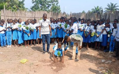 Journée de l’arbre : Les élèves de Mongala 1 sensibilisés à la citoyenneté écologique et à la plantation d’arbres